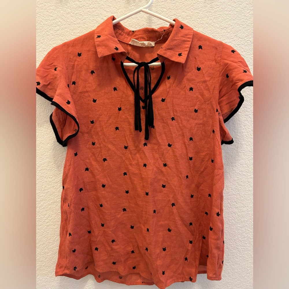 Sweet Wanderer women’s blouse Large, burnt orange with black cats, bow.